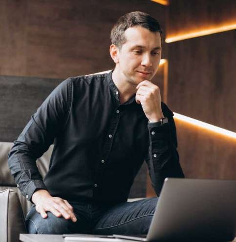 hombre-negocios-guapo-trabajando-computadora-oficina-(1)